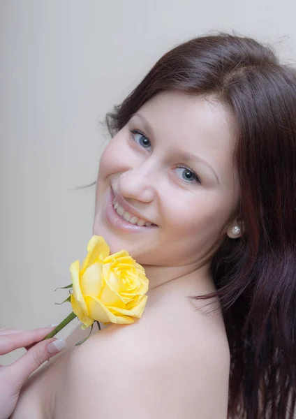 Mädchen mit einer gelben Rose — Stockfoto