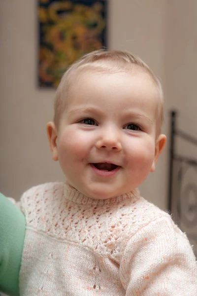 Retrato de un bebé alegre —  Fotos de Stock