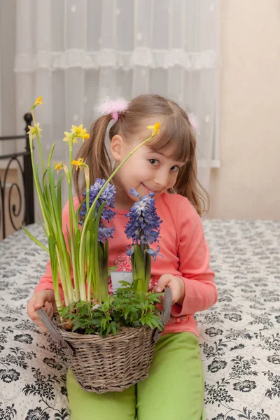 Kleines Mädchen mit Blumen — Stockfoto