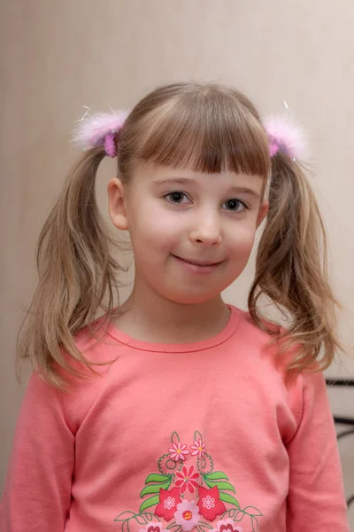 Portrett av en liten jente – stockfoto