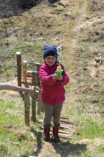 Ragazza con una pistola ad acqua giocattolo — Foto Stock