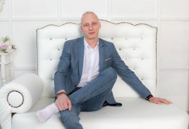 Takım elbiseli adam.