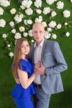 yeşil arka planda çift