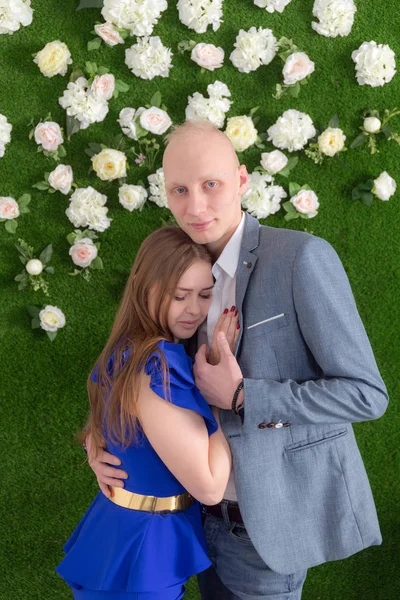 Couple on green background — Stock Photo, Image
