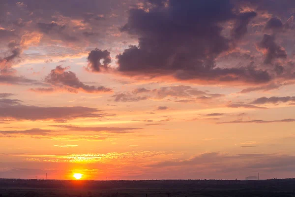 Puesta de sol brillante con nubes —  Fotos de Stock