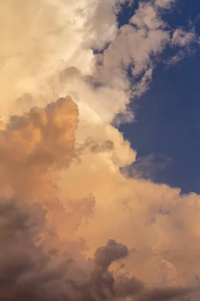 Cielo sfondo con nuvole — Foto Stock