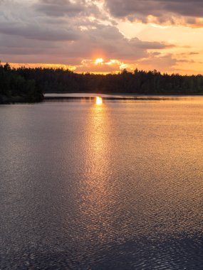 bulutlar ile parlak günbatımı
