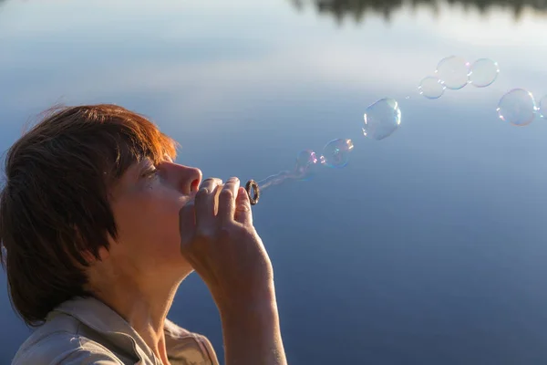 Göl kenarında sabun kabarcıkları — Stok fotoğraf