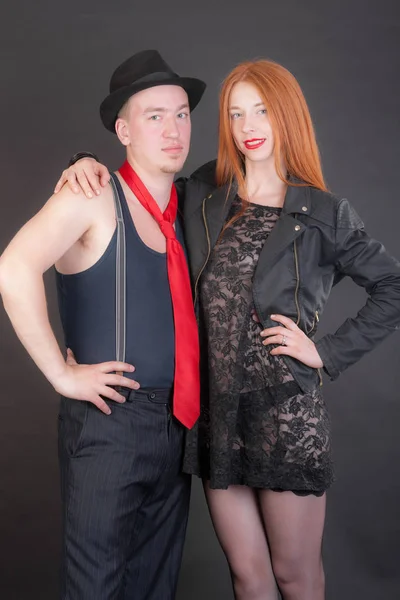 Porträt eines Paares auf schwarzem Hintergrund — Stockfoto