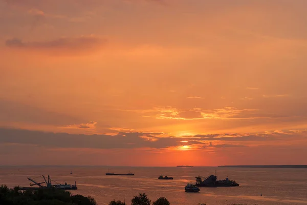 Industriële schepen op de baai — Stockfoto