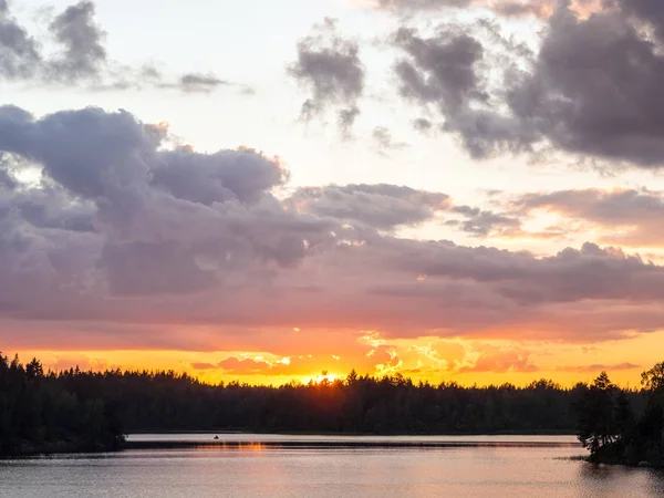 Puesta de sol con nubes sobre un lago forestal — Foto de Stock