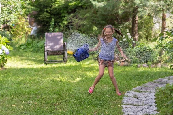 Yaz aylarında neşeli kız — Stok fotoğraf