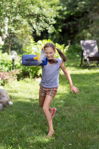 Alegre chica con un riego — Foto de Stock