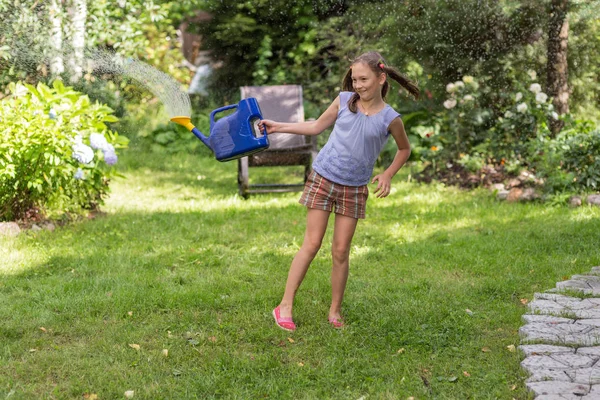 开朗的女孩在夏天的花园 图库图片