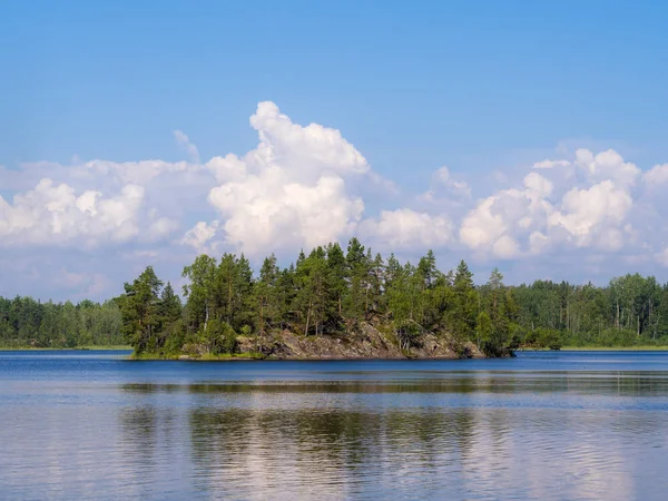 Isola rocciosa su un lago di foresta — Foto Stock