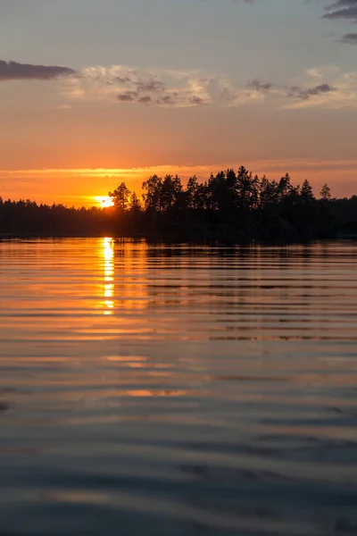 Voda lesního jezera při západu slunce — Stock fotografie