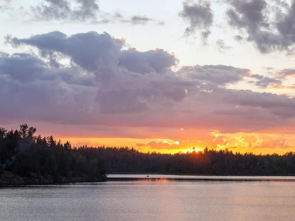 落日落在森林湖上 — 图库照片