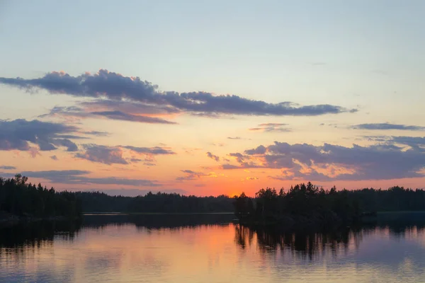 Lesní jezero při dramatickém západu slunce — Stock fotografie