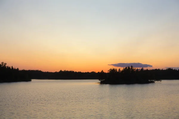 Lago foresta dopo drammatico tramonto — Foto Stock