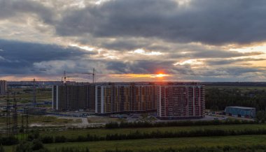 bir şantiye üzerinde bulutlar