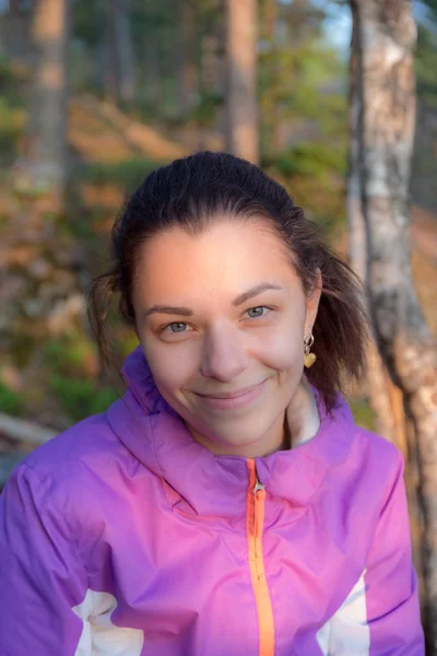 Menina alegre na luz da noite — Fotografia de Stock