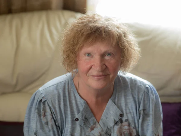 Cheerful old woman at home — Stock Photo, Image