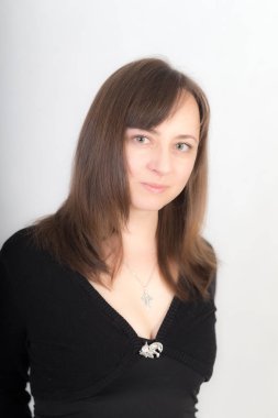 Beyaz arka planda bir kadın