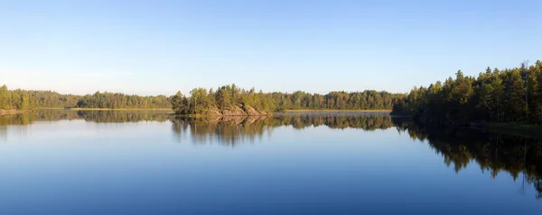 Panorama mattutino su un lago boschivo — Foto Stock