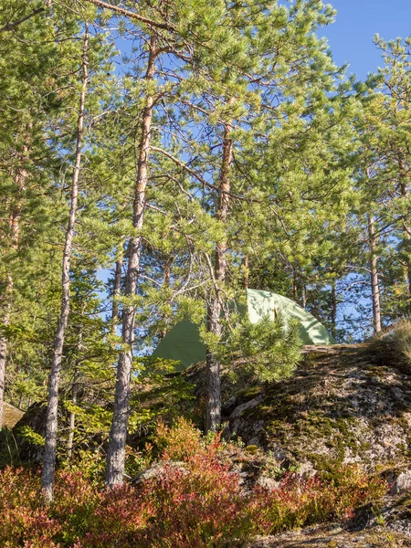 Grünes Zelt auf den Felsen — Stockfoto