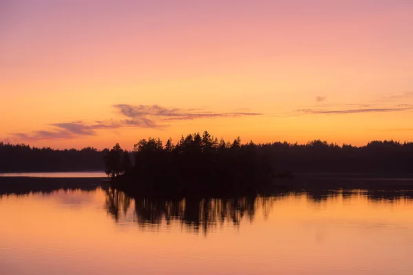 Lesní jezero po západu slunce — Stock fotografie