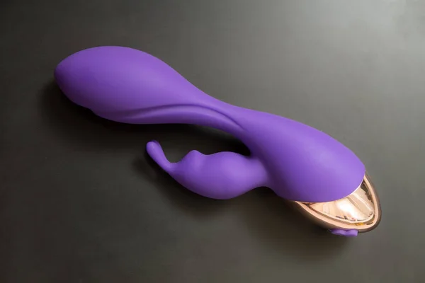 Vibrador morado sobre fondo negro — Foto de Stock