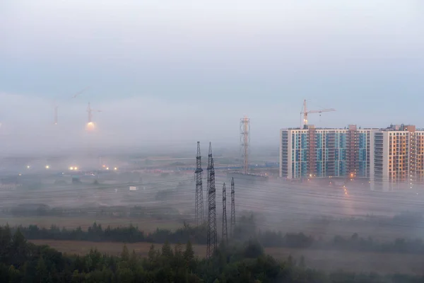 Niebla sobre un sitio de construcción —  Fotos de Stock