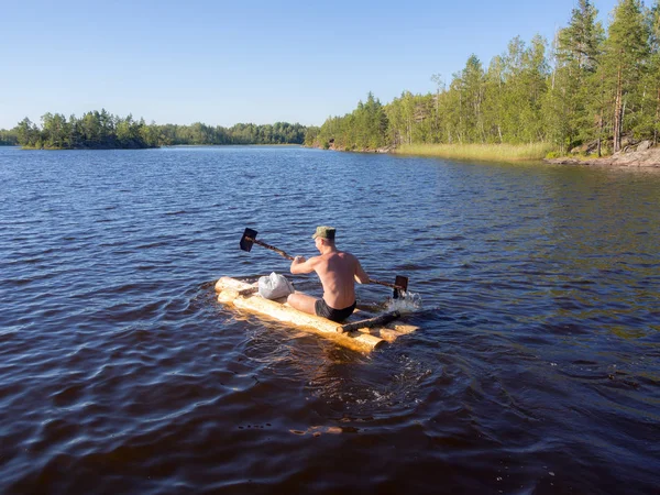 Hombre en una balsa — Foto de Stock