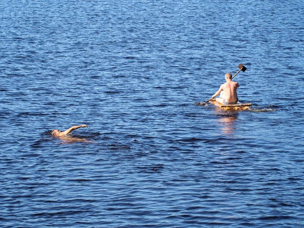 Dois homens nadam na água — Fotografia de Stock