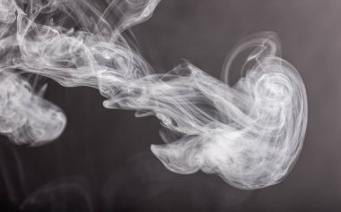 siyah arka plan üzerinde beyaz doğal duman