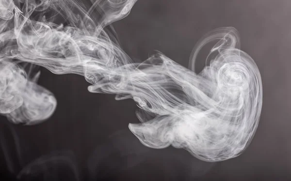 黒い背景に白い自然の煙 — ストック写真