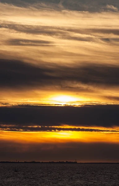 Dramatische zonsondergang met wolken — Stockfoto