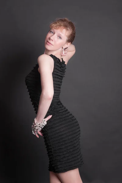 Menina magro em um vestido preto — Fotografia de Stock