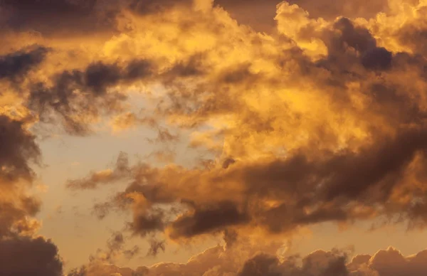 Dramatischer Sonnenuntergang mit Wolken — Stockfoto