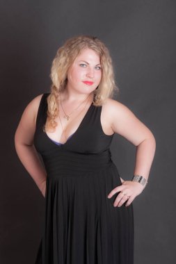 bir sarışın stüdyo portresi