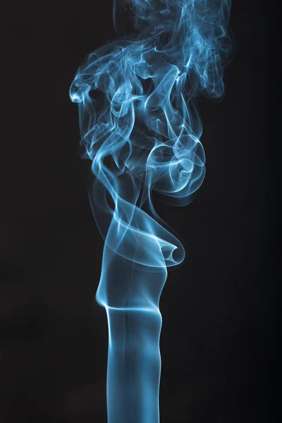 Синий дым на черном фоне — стоковое фото