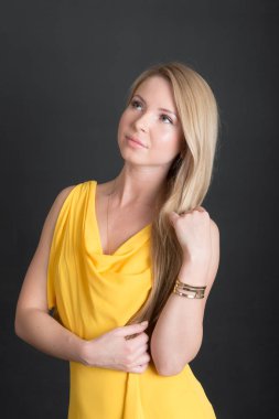 Sarışın, uzun saçlı.