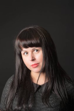 Bir kızın stüdyo portresi.