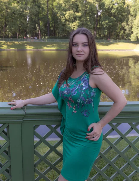 Menina em um parque de verão — Fotografia de Stock