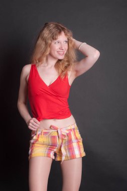 Kız bir t-shirt ve şort