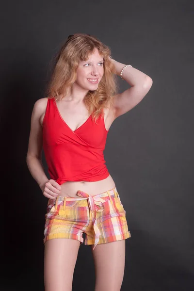 Meisje in een t-shirt en shorts — Stockfoto