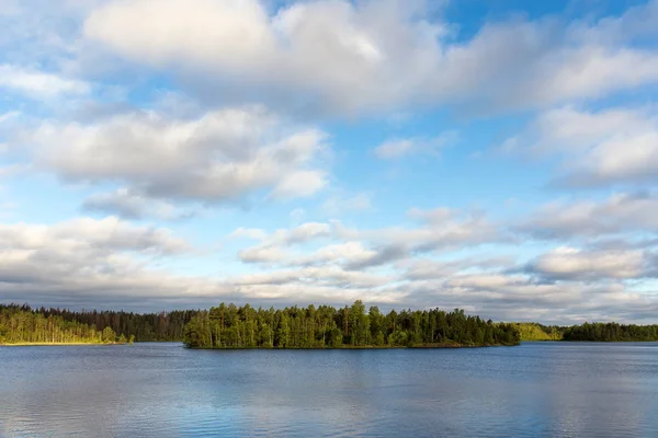 Paisaje en el lago — Foto de Stock