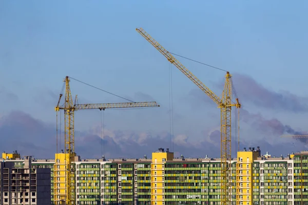 Dois guindastes de construção — Fotografia de Stock