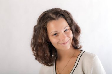 Mavi gözlü kız gülümseyerek