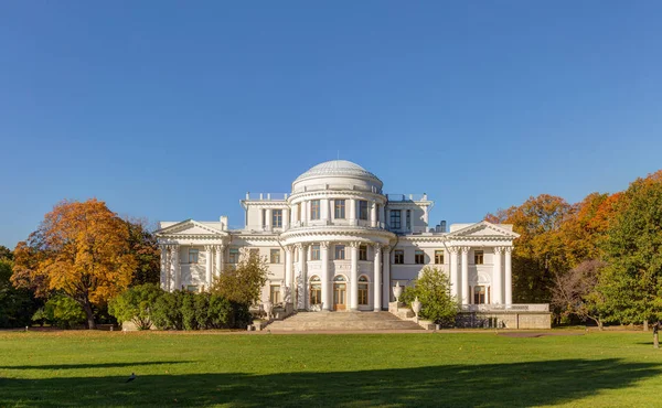 Елагинский дворец в Санкт-Петербурге — стоковое фото